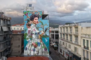 Η Μαρία Κάλλας υψώνεται πάνω από την Καλαμάτα: Η νέα τοιχογραφία του Κλεομένη Κωστόπουλου στις 10 κορυφαίες του κόσμου