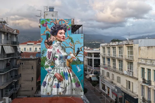 Η Μαρία Κάλλας υψώνεται πάνω από την Καλαμάτα: Η νέα τοιχογραφία του Κλεομένη Κωστόπουλου στις 10 κορυφαίες του κόσμου