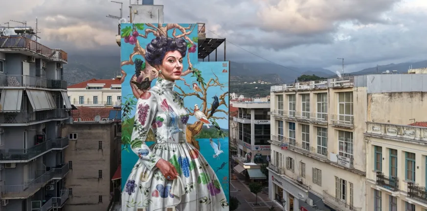 Η Μαρία Κάλλας υψώνεται πάνω από την Καλαμάτα: Η νέα τοιχογραφία του Κλεομένη Κωστόπουλου στις 10 κορυφαίες του κόσμου