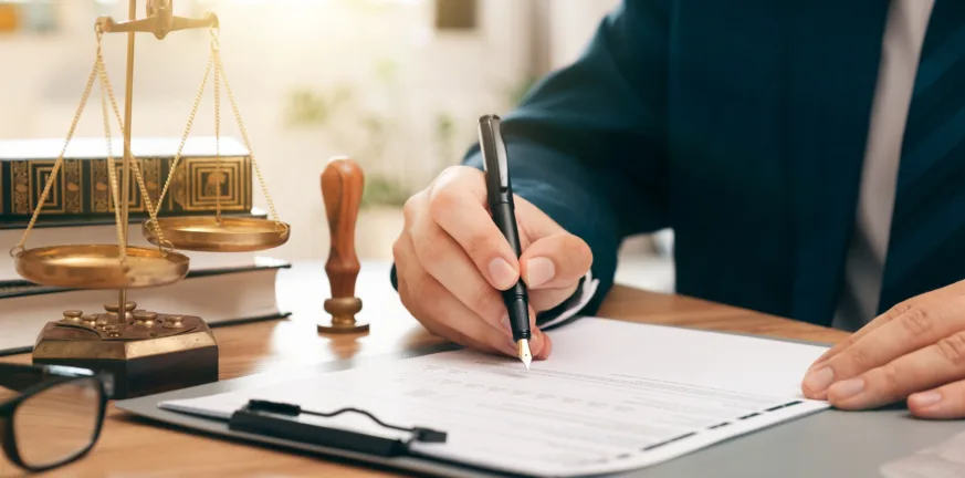 Όλα όσα περιλαμβάνονται στο νέο κληρονομικό δίκαιο: Οι μεγάλες αλλαγές σε διαθήκες, συζύγους, συντρόφους εκτός γάμου και παιδιά