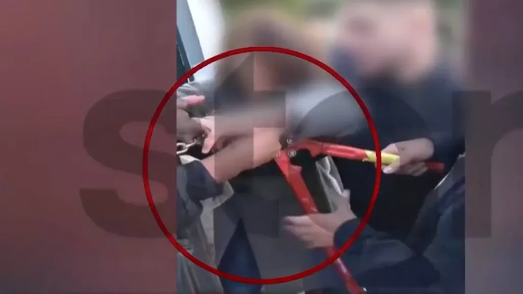 «Το χέρι μου ρε»: Καθηγητής σε κατάληψη έπιασε τα δάχτυλα μαθητή με κόφτη! ΦΩΤΟ «Το χέρι μου ρε»: Καθηγητής σε κατάληψη έπιασε τα δάχτυλα μαθητή με κόφτη! ΦΩΤΟ