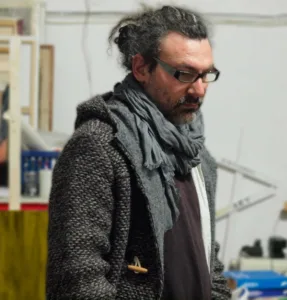 Η Μαρία Κάλλας υψώνεται πάνω από την Καλαμάτα: Η νέα τοιχογραφία του Κλεομένη Κωστόπουλου στις 10 κορυφαίες του κόσμου