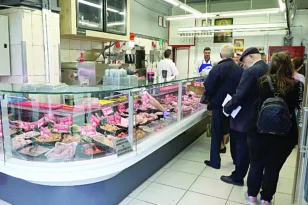 Πάτρα: Τα τοπικά κρεοπωλεία κρατούν τις τιμές – Επάρκεια κρέατος, εξαίρεση το μοσχάρι που γίνεται είδος πολυτελείας