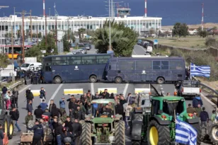 Ένταση στο Ηράκλειο: Αγρότες επιχείρησαν να κλείσουν τον δρόμο προς το αεροδρόμιο – Δακρυγόνα και κρότου-λάμψης ΒΙΝΤΕΟ