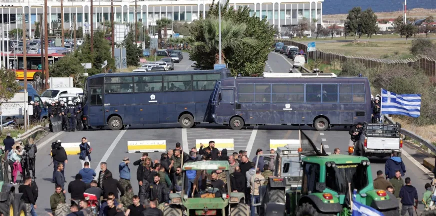 Ένταση στο Ηράκλειο: Αγρότες επιχείρησαν να κλείσουν τον δρόμο προς το αεροδρόμιο – Δακρυγόνα και κρότου-λάμψης ΒΙΝΤΕΟ