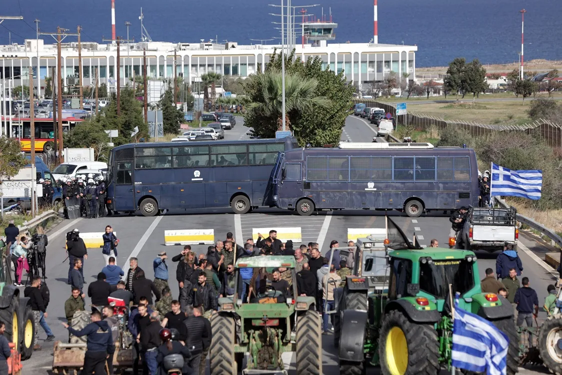 Ένταση στο Ηράκλειο: Αγρότες επιχείρησαν να κλείσουν τον δρόμο προς το αεροδρόμιο – Δακρυγόνα και κρότου-λάμψης ΒΙΝΤΕΟ