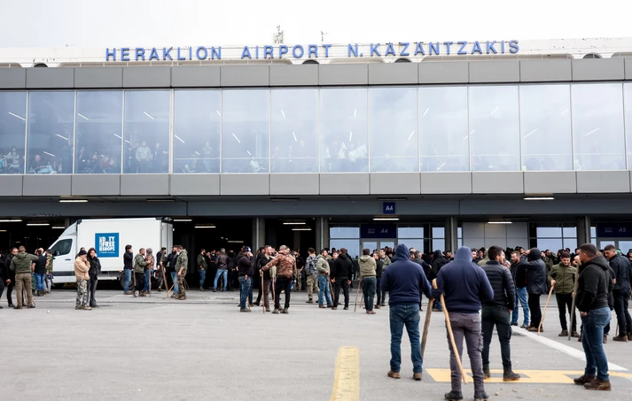 Αγροτικά μπλόκα: 55 σε όλη τη χώρα, κλειστό το αεροδρόμιο Ηρακλείου, αποκλεισμός λιμανιών ΦΩΤΟ Αγροτικά μπλόκα: 55 σε όλη τη χώρα, κλειστό το αεροδρόμιο Ηρακλείου, αποκλεισμός λιμανιών ΦΩΤΟ