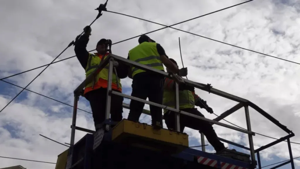 Κυρανάκης: Τέλος εποχής για τα τρόλεϊ στην Αττική - Ξηλώνουν τα καλώδια στον Πειραιά ΦΩΤΟ