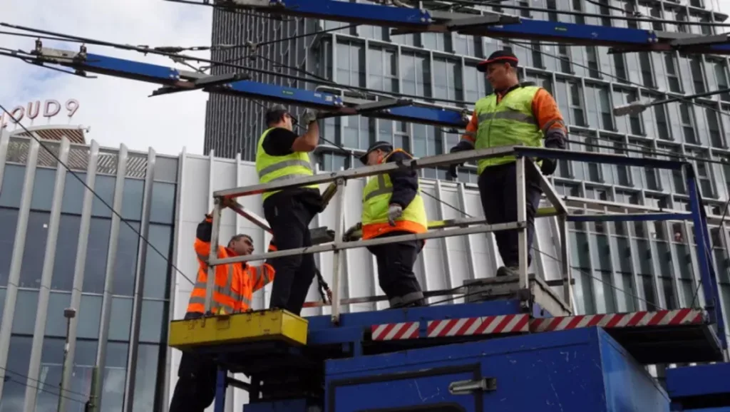 Κυρανάκης: Τέλος εποχής για τα τρόλεϊ στην Αττική - Ξηλώνουν τα καλώδια στον Πειραιά ΦΩΤΟ