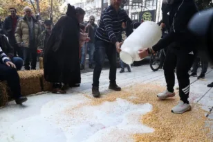 Γάλα στους δρόμους, οργή στη Λάρισα: Οι κτηνοτρόφοι ανεβάζουν τα μπλόκα σε νέο επίπεδο ΦΩΤΟ-ΒΙΝΤΕΟ