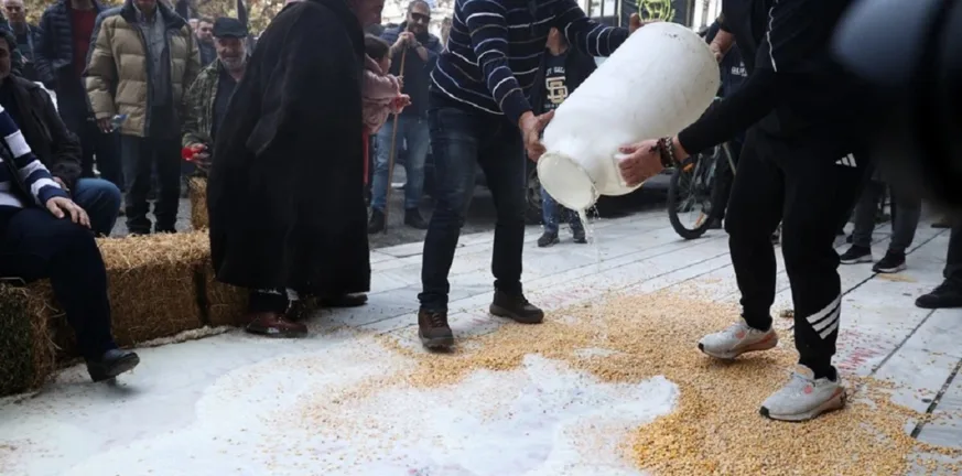 Γάλα στους δρόμους, οργή στη Λάρισα: Οι κτηνοτρόφοι ανεβάζουν τα μπλόκα σε νέο επίπεδο ΦΩΤΟ-ΒΙΝΤΕΟ