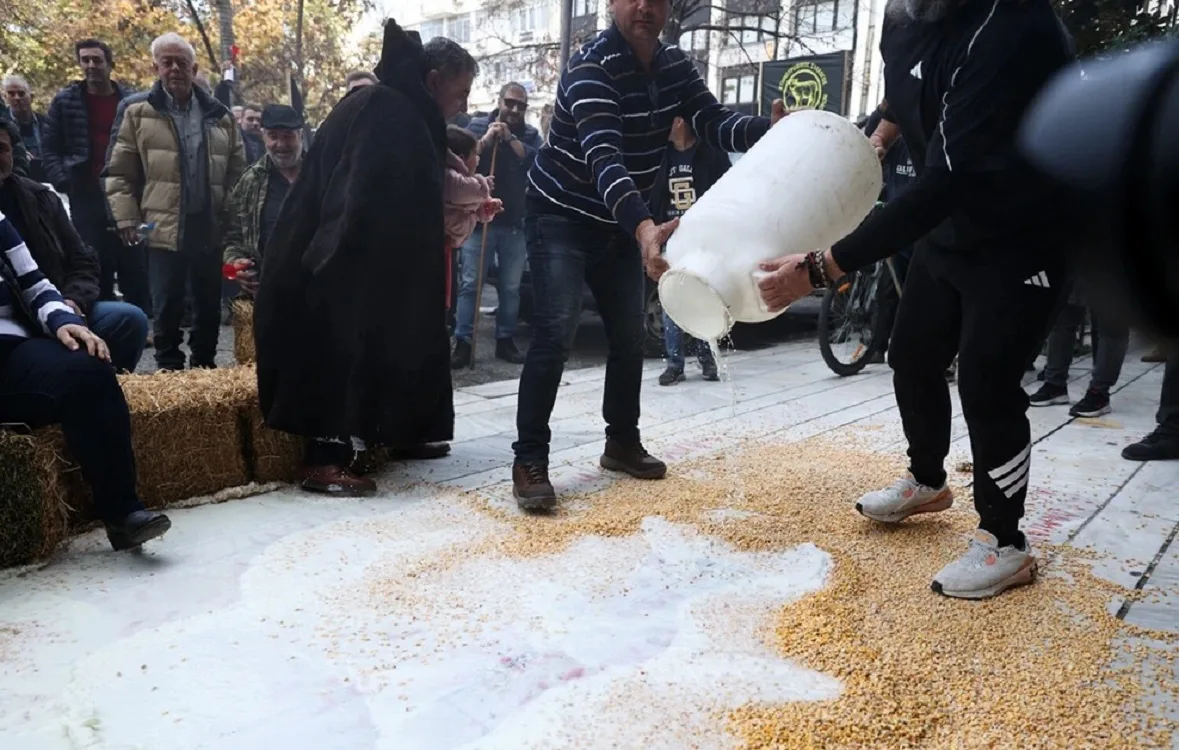 Γάλα στους δρόμους, οργή στη Λάρισα: Οι κτηνοτρόφοι ανεβάζουν τα μπλόκα σε νέο επίπεδο ΦΩΤΟ-ΒΙΝΤΕΟ