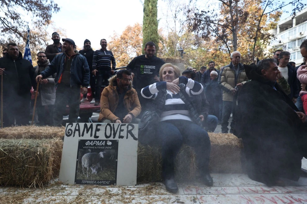 Γάλα στους δρόμους, οργή στη Λάρισα: Οι κτηνοτρόφοι ανεβάζουν τα μπλόκα σε νέο επίπεδο ΦΩΤΟ-ΒΙΝΤΕΟ