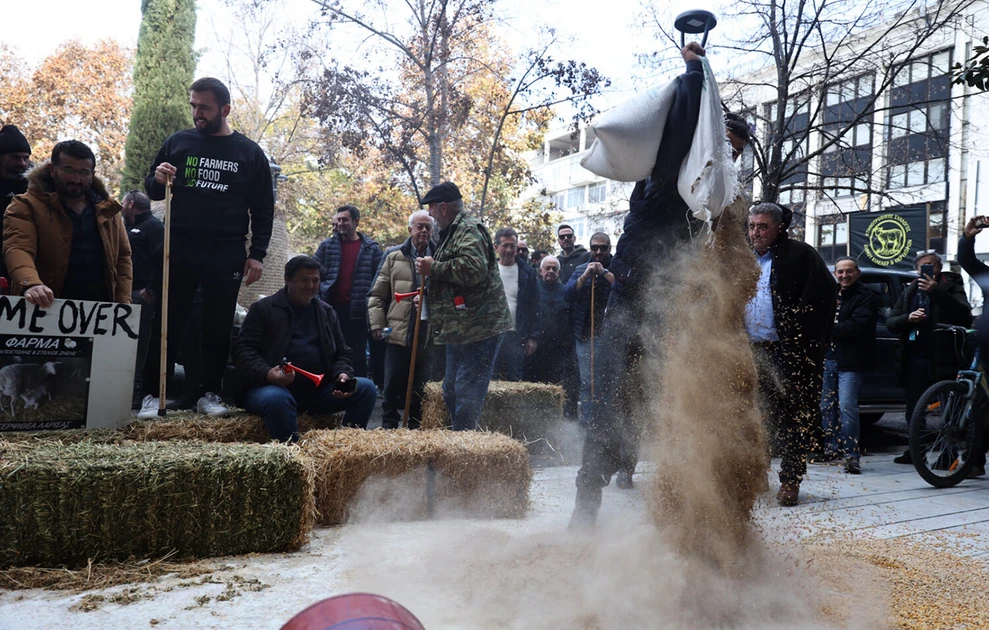 Γάλα στους δρόμους, οργή στη Λάρισα: Οι κτηνοτρόφοι ανεβάζουν τα μπλόκα σε νέο επίπεδο ΦΩΤΟ-ΒΙΝΤΕΟ