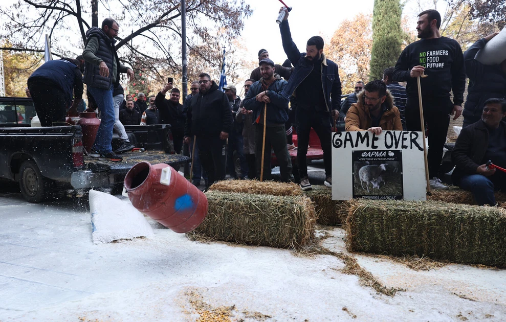 Γάλα στους δρόμους, οργή στη Λάρισα: Οι κτηνοτρόφοι ανεβάζουν τα μπλόκα σε νέο επίπεδο ΦΩΤΟ-ΒΙΝΤΕΟ