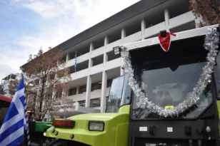 Λάρισα: Αναβολή στη δίκη των δύο αγροτών – «Θα επιστρέψουμε με τρακτέρ στις 15/12», λένε οι συνάδελφοί τους ΒΙΝΤΕΟ