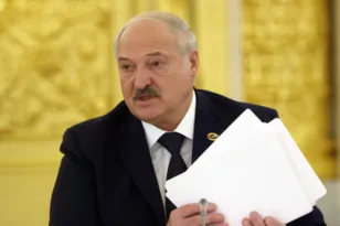 Λευκορωσία: Με εντολή Λουκασένκο αποφυλακίστηκαν 123 κρατούμενοι, έπειτα από συμφωνία με τις ΗΠΑ