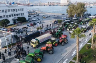 Τελεσίγραφο στους αγρότες του Βόλου: Να ανοίξει το λιμάνι έως τις 13:00 – Αποκλεισμένο από στεριά και θάλασσα