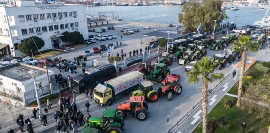 Τελεσίγραφο στους αγρότες του Βόλου: Να ανοίξει το λιμάνι έως τις 13:00 – Αποκλεισμένο από στεριά και θάλασσα