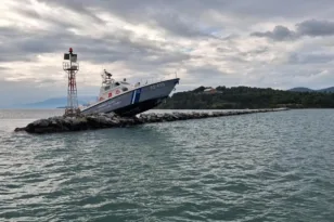 Σκάφος του Λιμενικού «στούκαρε» στον κυματοθραύστη!