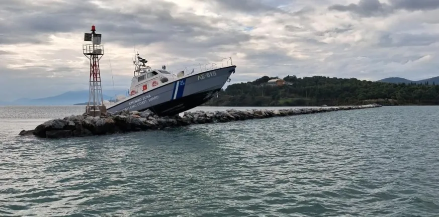 Σκάφος του Λιμενικού «στούκαρε» στον κυματοθραύστη!