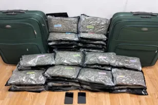 Είχε στις βαλίτσες της πάνω από 24 κιλά κάνναβης και πιάστηκε σαν τον ποντικό στη φάκα!