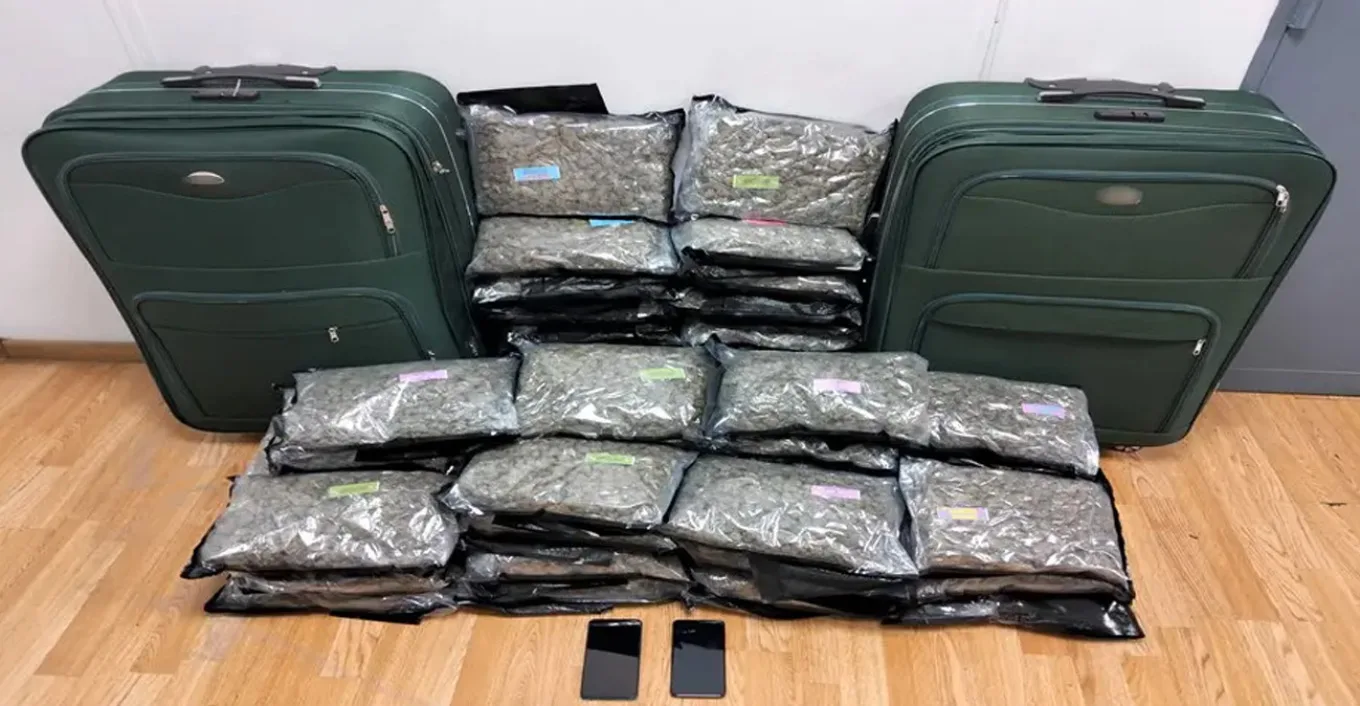 Είχε στις βαλίτσες της πάνω από 24 κιλά κάνναβης και πιάστηκε σαν τον ποντικό στη φάκα!