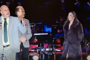 Από «Γαλλικά» του Μπέου συνοδεύτηκε στον Βόλο το άναμμα του Χριστουγεννιάτικου δένδρου