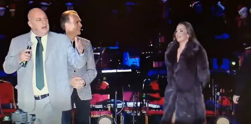 Από «Γαλλικά» του Μπέου συνοδεύτηκε στον Βόλο το άναμμα του Χριστουγεννιάτικου δένδρου