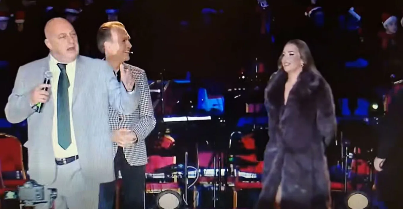 Από «Γαλλικά» του Μπέου συνοδεύτηκε στον Βόλο το άναμμα του Χριστουγεννιάτικου δένδρου Από «Γαλλικά» του Μπέου συνοδεύτηκε στον Βόλο το άναμμα του Χριστουγεννιάτικου δένδρου