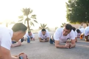 Γυμναστική για Μακρόν μαζί με Γάλλους στρατιώτες ΒΙΝΤΕΟ