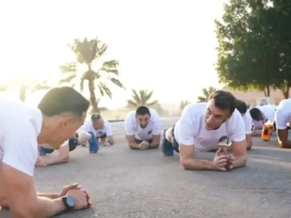 Γυμναστική για Μακρόν μαζί με Γάλλους στρατιώτες ΒΙΝΤΕΟ