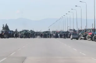 Στα άκρα οι κινητοποιήσεις: Αγρότες έσπασαν τον φραγμό της ΕΛΑΣ και έφτασαν στα διόδια των Μαλγάρων - Εκλεισαν την Εθνική Οδό