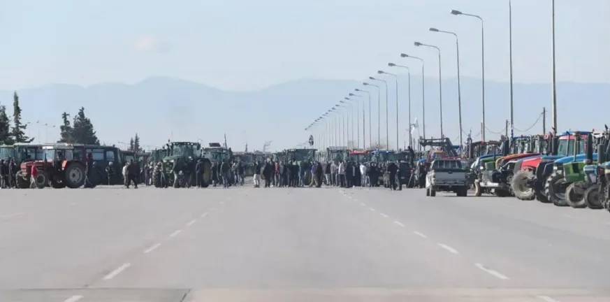 Στα άκρα οι κινητοποιήσεις: Αγρότες έσπασαν τον φραγμό της ΕΛΑΣ και έφτασαν στα διόδια των Μαλγάρων - Εκλεισαν την Εθνική Οδό