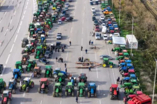 Εντείνονται οι αγροτικές κινητοποιήσεις με νέα μπλόκα σε βασικούς οδικούς άξονες