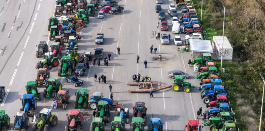 Εντείνονται οι αγροτικές κινητοποιήσεις με νέα μπλόκα σε βασικούς οδικούς άξονες