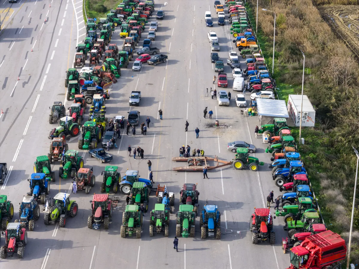 Λουκέτο στο αεροδρόμιο Ηρακλείου μετά από εισβολή αγροτών – Μπλοκαρισμένη και η πρόσβαση στο αεροδρόμιο Χανίων ΦΩΤΟ-ΒΙΝΤΕΟ
