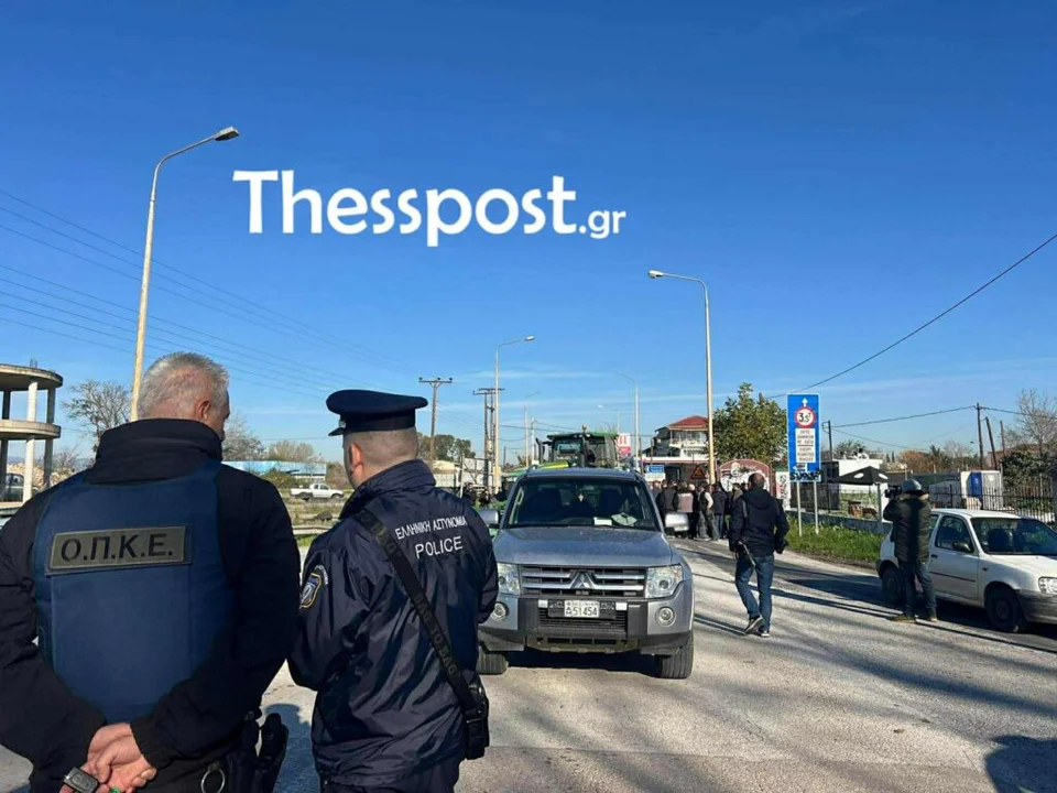 Θεσσαλονίκη: Φραγμός της ΕΛΑΣ στα Μάλγαρα - Αγρότες επιχειρούν κάθοδο στην Εθνική Οδό με τρακτέρ ΒΙΝΤΕΟ