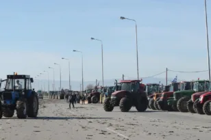 Μάλγαρα: Ένταση όταν οι αγρότες έκλεισαν το ρεύμα προς Θεσσαλονίκη - Οδηγοί εγκλωβίστηκαν και συγκρούστηκαν λεκτικά