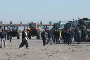 Άνοιξε η ΠΑΘΕ στα Μάλγαρα προς Θεσσαλονίκη - Κλειστό το ρεύμα προς Αθήνα καθώς κλιμακώνονται τα αγροτικά μπλόκα