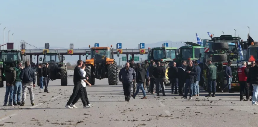 Άνοιξε η ΠΑΘΕ στα Μάλγαρα προς Θεσσαλονίκη - Κλειστό το ρεύμα προς Αθήνα καθώς κλιμακώνονται τα αγροτικά μπλόκα