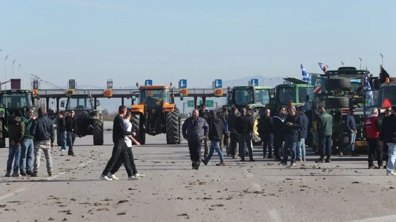 Άνοιξε η ΠΑΘΕ στα Μάλγαρα προς Θεσσαλονίκη - Κλειστό το ρεύμα προς Αθήνα καθώς κλιμακώνονται τα αγροτικά μπλόκα