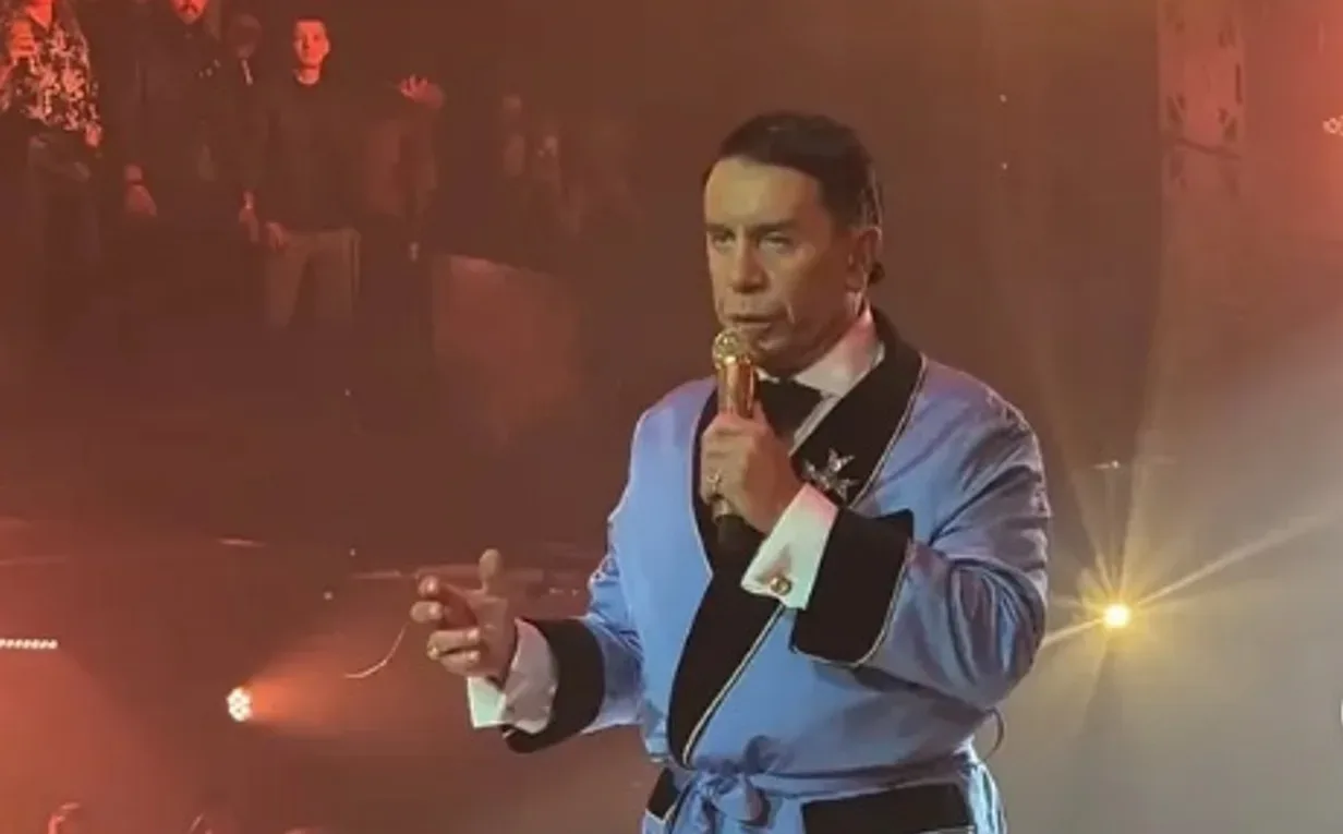 Στο πλευρό του Γιώργου Μαζωνάκη ο ιδιοκτήτης του νυχτερινού κέντρου που εμφανίζεται ο 21χρονος τραγουδιστής: «Δεν είναι τυχαία η μήνυση»