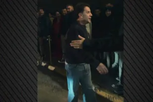 O Γιώργος Μαζωνάκης βγήκε εκτίς μαγαζιού για να χαιρετήσει τους θαυμαστές του