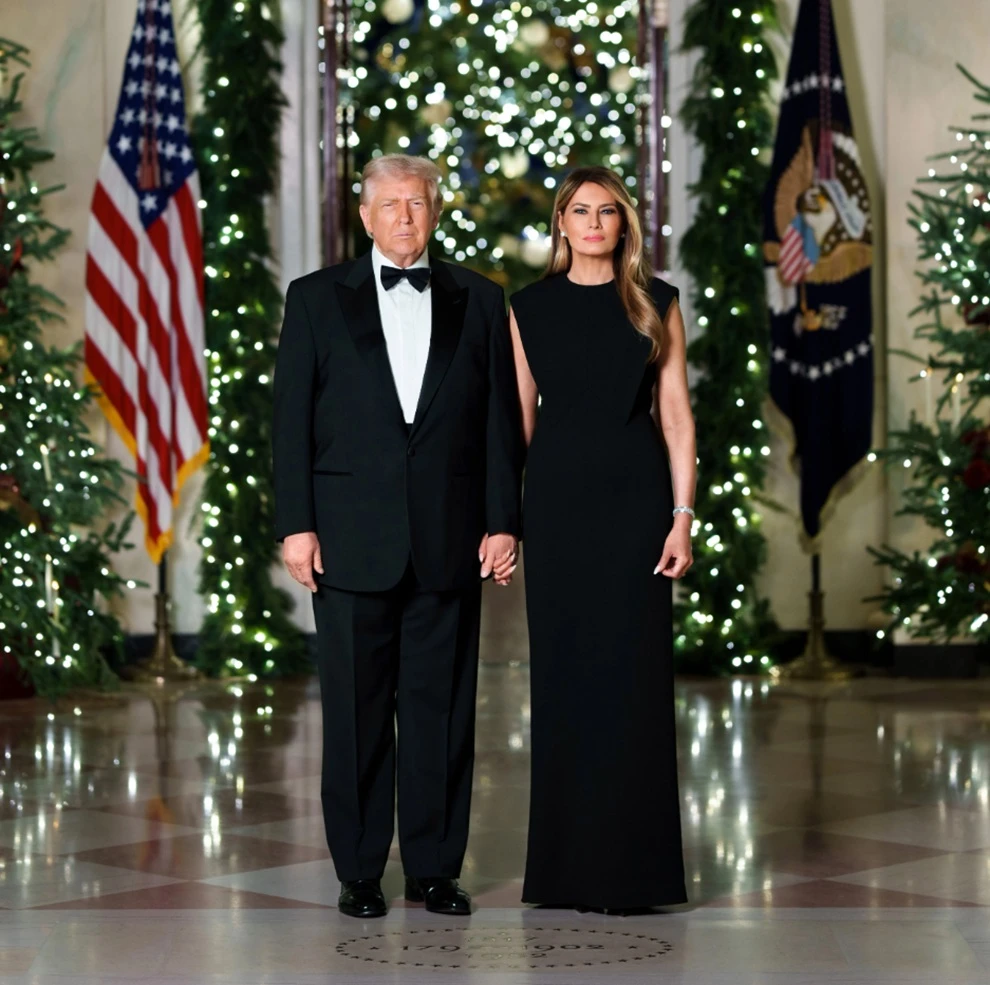 «Χαμός» με τη χριστουγεννιάτικη φωτογραφία Τραμπ με τη Μελάνια