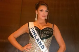 Σάλος στη Φινλανδία: Η Miss Finland έχασε τον τίτλο της μετά τη ρατσιστική χειρονομία σε φωτογραφία