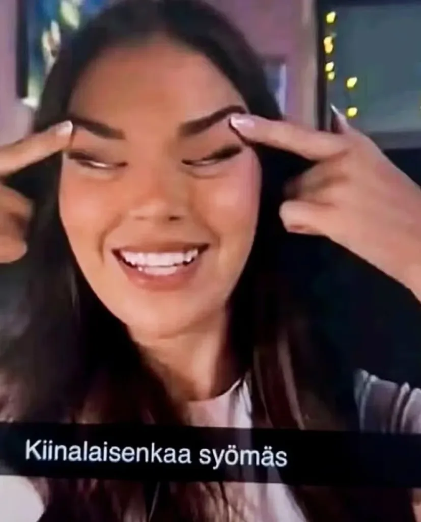 Σάλος στη Φινλανδία: Η Miss Finland έχασε τον τίτλο της μετά τη ρατσιστική χειρονομία σε φωτογραφία