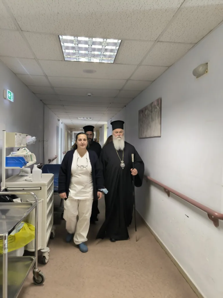 Στο πλευρό των ασθενών ανήμερα Χριστουγέννων: Ποιμαντική επίσκεψη του Μητροπολίτη Καλαβρύτων και Αιγιαλείας στο Νοσοκομείο Αιγίου ΦΩΤΟ