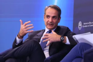 Μητσοτάκης για Τσίπρα: «Ποιος εμπιστεύεται τον καπετάνιο που έριξε το πλοίο στα βράχια και κατηγορεί το πλήρωμα;»