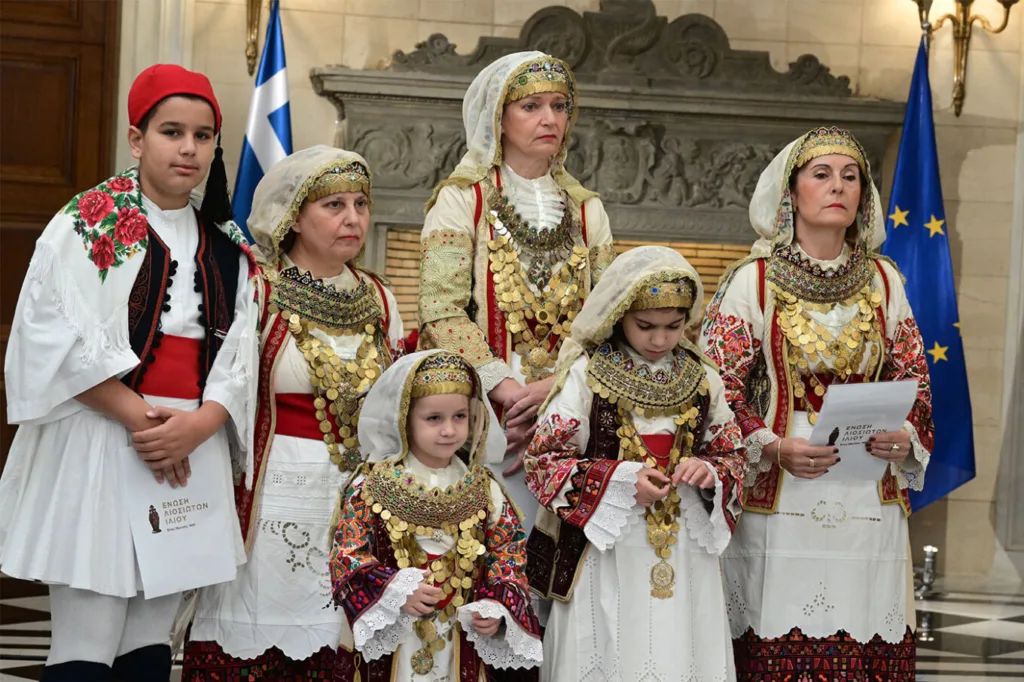 Τα πρωτοχρονιάτικα κάλαντα στον Μητσοτάκη από την Ένωση Λιοσιωτών Ιλίου, δείτε φωτογραφίες